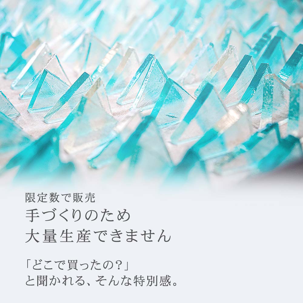 1つ1つ丁寧に。柔らかな彩り、手仕事の富士山。寒天を冷やし固めた後、ひとつひとつ手作業でカットし、並べて乾燥してい仕上げます。